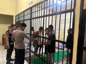 Briptu Wahyu Sinaga Berikan Takjil Dan Bubur Gratis Kepada Tahanan