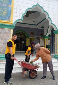 Polsek Batang Kuis Dan Pejabat Pemerintah Kecamatan Secara Bersama Bersihkan Areal Rumah Ibadah