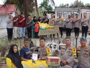 Kapolres Labuhanbatu Serahkan Bantuan Kepada Wartawan Korban Kebakaran