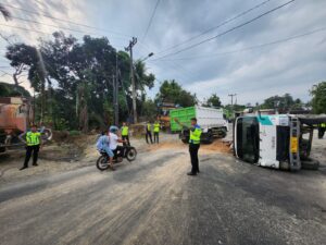 Diduga Kelebihan Muatan, Truk Bermuatan Tanah Terbalik