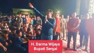 Babak Pertama Indonesia VS Uzbekistan Berlangsung Seru, Bupati Sergai Darma Wijaya Beri Semangat Penonton di Alun-Alun