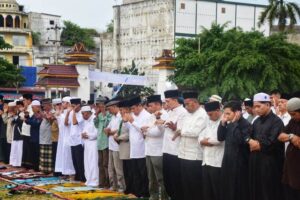 Bupati Deli Serdang Dan Keluarga Shalat Idul Fitri 1445 Hijriyah Di Lapangan Tengku Raja Muda