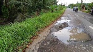 Baru Tiga Bulan Jalan Dihotmix Sudah Rusak,Ketua FKI-1 Sergai Layangkan Surat ke Dirkrimsus Polda Sumut