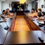 Foto : Rapat Koordinasi Penguatan Inflasi yang dipimpin Asisten Ekbang Agus Suriyono didampingi Kabag Perekonomian Regen, dihadiri Dirut PUD Pasar Medan Suwarno, perwakilan Dinas Ketapang, Pertanian dan Perikanan, Dinas Koperasi UMKM, Perindustrian dan Perdagangan, Inspektorat dan organisasi perangkat daerah (OPD) Kota Medan yang berlangsung di Kantor Walikota Medan. (Ist/Sinarsergai.com)