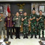 Foto : Pj Gubernur Sumut Agus Fatoni bersama dengan Pangdam I/Bukit Barisan Mayjen TNI Mochammad Hasan membahas pelaksanaan Pekan Olahraga Nasional XXI Aceh-Sumut tahun 2024 yang berlangsung di Ruang Kerja Pangdam I/BB, Balai Prajurit Makodam I/BB, Jalan Gatot Subroto Medan, Sumut, Kamis (27/6).(ist/nett)