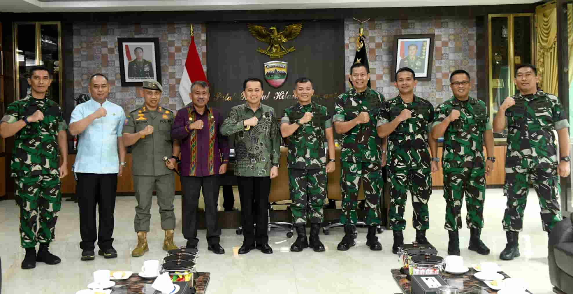 Foto : Pj Gubernur Sumut Agus Fatoni bersama dengan Pangdam I/Bukit Barisan Mayjen TNI Mochammad Hasan membahas pelaksanaan Pekan Olahraga Nasional XXI Aceh-Sumut tahun 2024 yang berlangsung di Ruang Kerja Pangdam I/BB, Balai Prajurit Makodam I/BB, Jalan Gatot Subroto Medan, Sumut, Kamis (27/6).(ist/nett)