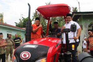 Wabup Adlin Tambunan Serahkan Bantuan Traktor