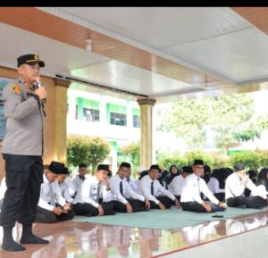 Kapolsek Lubuk Pakam Ajak Siswa MAN 2 Deli Serdang Tertib Berlalulintas