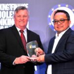 Foto : Direktur Information Technology BTN Andi Nirwoto saat menerima penghargaanpenghargaan pada kategori Indonesia Domestic Technology & Operations Bank of the Year oleh pihak penyelenggara Ajang ABF Wholesale Banking Awards di Singapura. (Sinarsergai.com /BTN)
