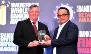 Foto : Direktur Information Technology BTN Andi Nirwoto saat menerima penghargaanpenghargaan pada kategori Indonesia Domestic Technology & Operations Bank of the Year oleh pihak penyelenggara Ajang ABF Wholesale Banking Awards di Singapura. (Sinarsergai.com /BTN)