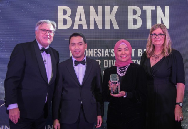 Foto : Kepala Kantor Wilayah BTN Jakarta 2 Iriska Dewayani bersama Kepala Divisi Human Capital Startegy Division (HCSD) Aldo Bimantoro saat menerima penghargaan Euromoney Awards For Exellence 2024 di London, Inggris, Kamis (18/07/24), kemarin. (Ist/Sinarsergai.com)