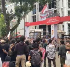 Aliansi Buruh dan Masyarakat Gelar Aksi Demo di DPRD Sumut, Ini Point Tuntutannya