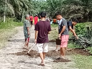 Kepala Desa Teluk Dalam Dan Masyarakat Bersih-Bersih