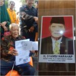 Foto : H. Syamsi Harahap saat membeberkan bukti kepemilikannya, dimana Syamsi yang merupakan Ketua DPRD Medan periode 1997-1999 menyatakan keberatan atas penetapan sita lahan oleh PN Lubuk Pakam tersebut.(ist)