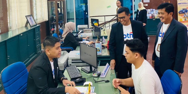 Foto : Kakanwil BTN Sumut Dedi Lesmana didampingi Kacab Medan Abdul Aziz, menyapa pelanggan yang datang dan memberikan bunga mawar dalam rangka Hari Pelanggan Nasional. (ist/Sinarsergai.com)