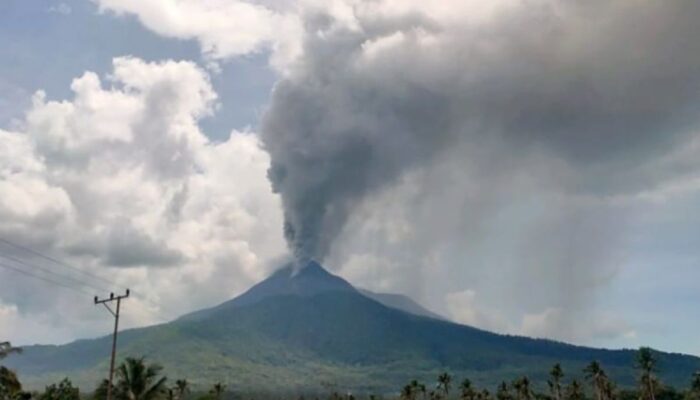 Gunung Lewotobi Laki-Laki Meletus, Abu Vulkanik Mencapai Setinggi 1 Km