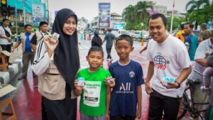 Relawan dr Donal Anjar Simanjuntak-Andri Bagikan Susu Gratis di Car Free Day