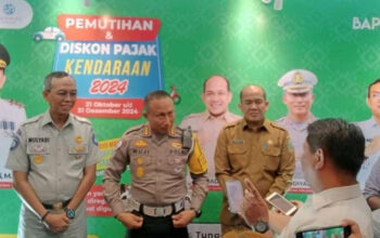 Konferensi Pers usai Sosialisasi Program Pemutihan Pajak Kendaraan Bermotor 2924, di Le Polonia Hotel, di Jalan Jenderal Sudirman, Medan. (Ist)