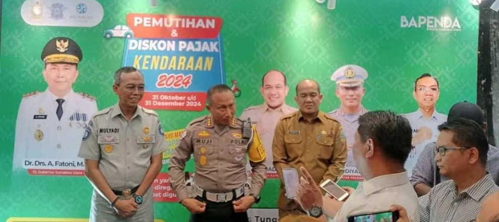 Konferensi Pers usai Sosialisasi Program Pemutihan Pajak Kendaraan Bermotor 2924, di Le Polonia Hotel, di Jalan Jenderal Sudirman, Medan. (Ist)