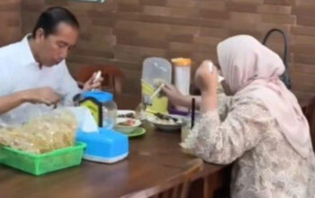 Jokowi bersama istrinya menyantap sate kambing di Kartasura, Jawa Tengah. (Tangkapan Layar IG@Jokowi)