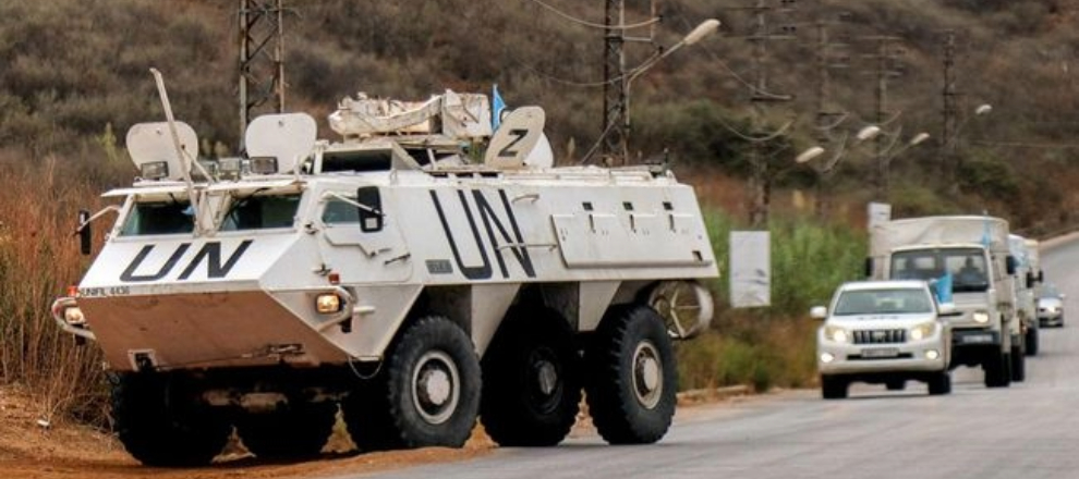 Buldoser Milik Israel Hancurkan Menara Pengawas UNIFIL di Lebanon. (FOTO: Istimewa)