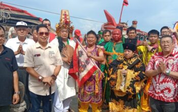 Wong Lepas Rombongan Tatung dan Warga Ikuti Ritual Peringati Dewa Kim Chia