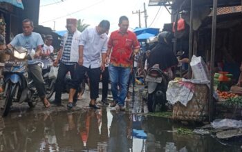 Ridha Bersama Wong Trabas ‘Becek’ Sapa Warga dan Pedagang Pasar Bersama