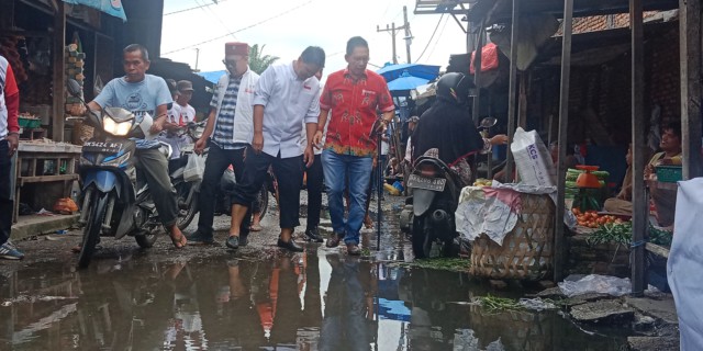 Ridha Bersama Wong Trabas ‘Becek’ Sapa Warga dan Pedagang Pasar Bersama