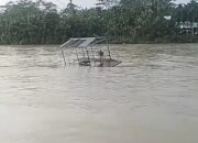 Saat Mau Dijemput Anak Sekolah, Getek di Sungai Simpang Jernih Hanyut