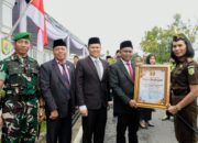 Berhasil Awasi Aliran Kepercayaan Masyarakat, Bupati Sergai Beri Penghargaan Kepada Kajari