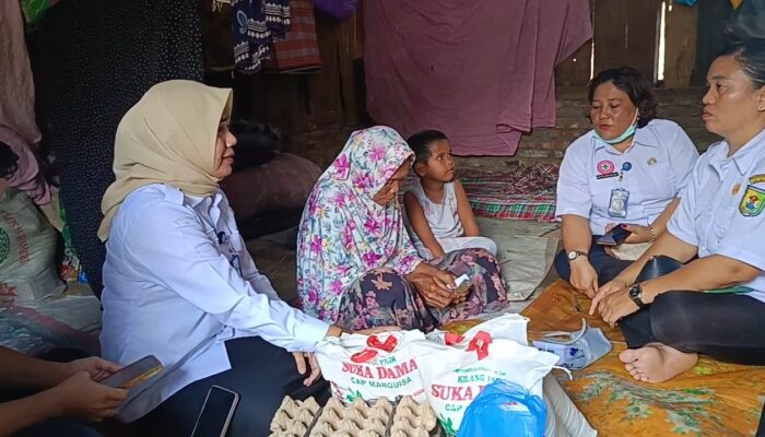 Teks foto : Kapus Teluk Mengkudu Rahma Fitri melakukan pemeriksaan terhadap Nek Suryani, dikediamannya Rabu (12/2/2025) 