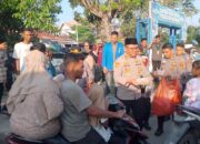 Kapolres Aceh Timur Turun Langsung Bagikan Takjil di Jalanan