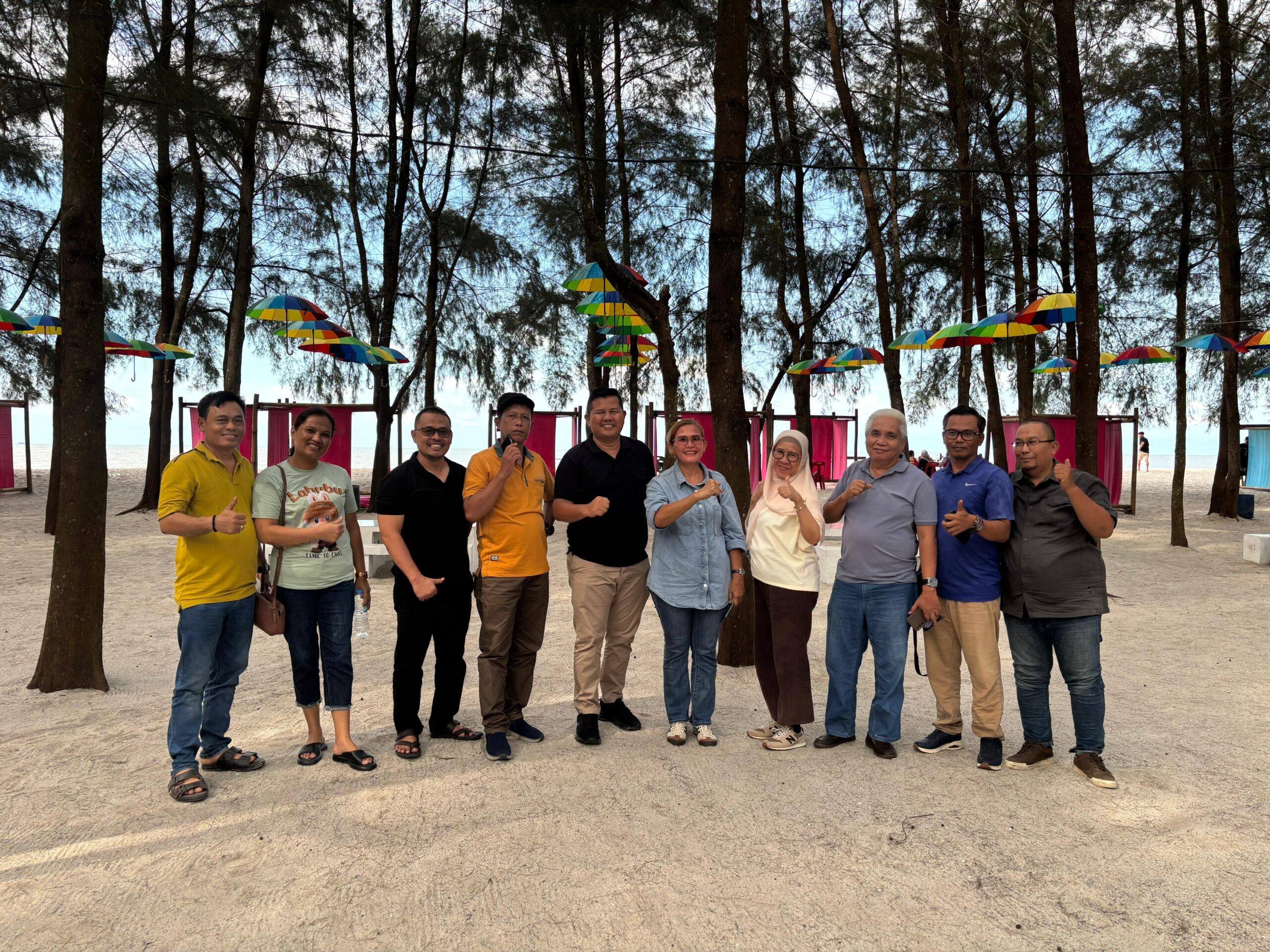 Teks Foto : Ketua SMSI Sumut Erris J Napitupulu, Penasehat Roni Purba,Wakil Ketua OKK Benny Pasaribu,Bendahara Agus Lubis, dan Ketua SMSI Sergai Zuhari,Penasehat Anwar Siregar dan pengurus Sumut lainnya, foto bersama di Pantai Romantis,Sabtu (17/5/2025)