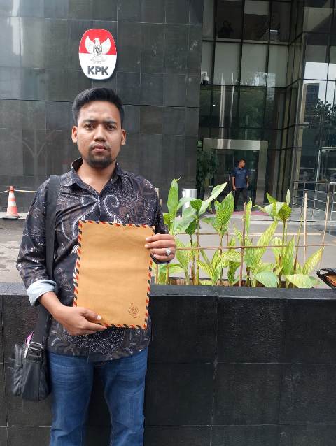 Teks Foto : Ketua Ketua APMPEMUS (Aliansi Pemuda dan Mahasiswa Peduli Memajukan Sumatera Utara (APMPEMUS) menyampaikan laporan dugaan penyalahgunaan dana perawatan dan pemeliharaan Kebun PT SGN Kwala Madu di Kecamatan Binjai,Kabupaten Langkat, Sumut, tanggal 9 Mei 2025 langsung ke Gedung KPK di Jakarta.