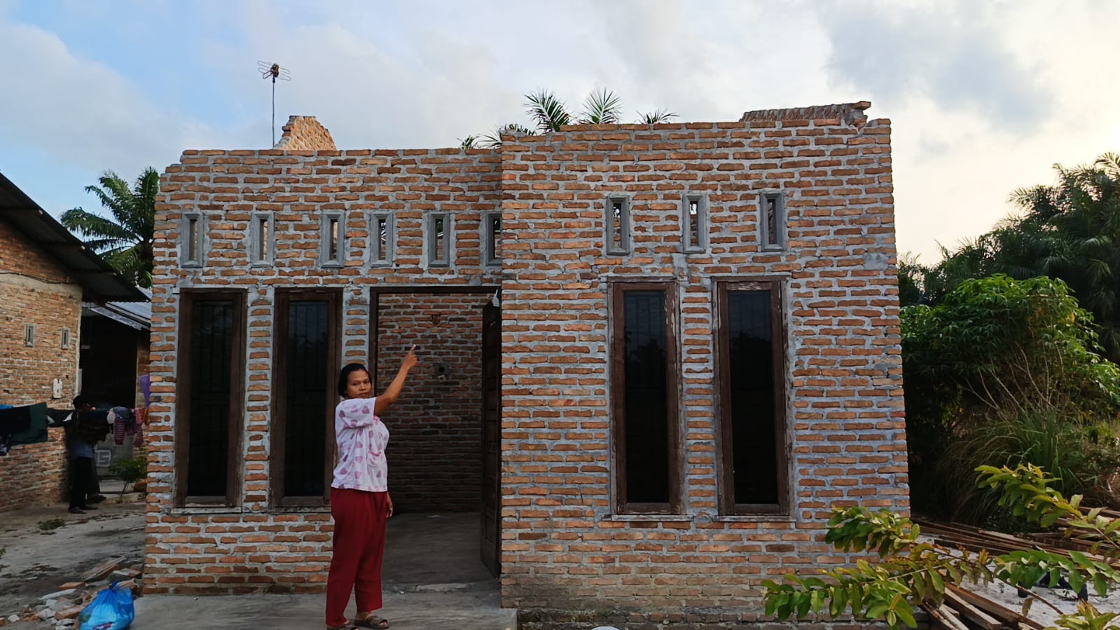 Teks foto : Rumah Siajiyah Lestari diterjang angin puting beliung di Dusun II Desa Pematang Kuala,Kecamatan Teluk Mengkudu,Sergai,Kamis (10/7/2025)
