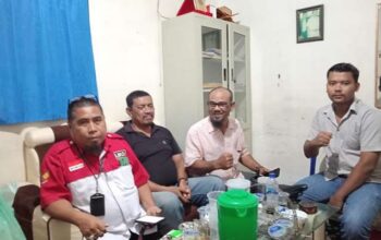 Teks foto : Wakil Ketua Umum ALISSS Dedek Susanto didampingi Seretaris Umum Muslim Lubis, Wakil Sekretaris Umum Budiman Manik dan Edwin Yatim bidang keagamaan, di Kantor Sekretariat ALISSS di Desa Firdaus,Kecamatan Sei Rampah, Sergai,Selasa, (8/7/2025)