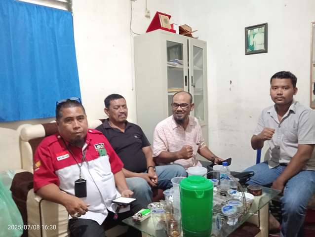 Teks foto : Wakil Ketua Umum ALISSS Dedek Susanto didampingi Seretaris Umum Muslim Lubis, Wakil Sekretaris Umum Budiman Manik dan Edwin Yatim bidang keagamaan, di Kantor Sekretariat ALISSS di Desa Firdaus,Kecamatan Sei Rampah, Sergai,Selasa, (8/7/2025)