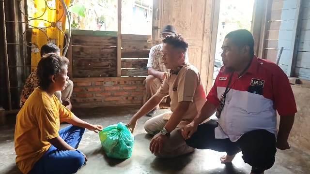 Ketum ALISSS Zuhari didampingi Wakil Ketua Dedek Susanto menyerahkan bantuan beras,Gula dan Minyak Goreng kepada Yusiani dan Nurdin Lubis, di rumah sewa di Dusun VII Desa Firdaus, Rabu (8/7/2025)