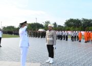 Momen Wakil Bupati Aceh Timur Saat Salami Komandan Upacara Usai Pimpin Penurunan Bendera HUT Ke 80 Kemerdekaan RI*