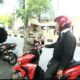 Satpol PP Sumut Bagikan 300 Bendera Merah Putih, Semarakkan HUT ke-80 RI