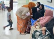 Dengan Penuh Kasih, Istri Wakil Bupati Aceh Timur Jenguk para Pasien di RSUD dr. Zubir Mahmud Idi Timur.