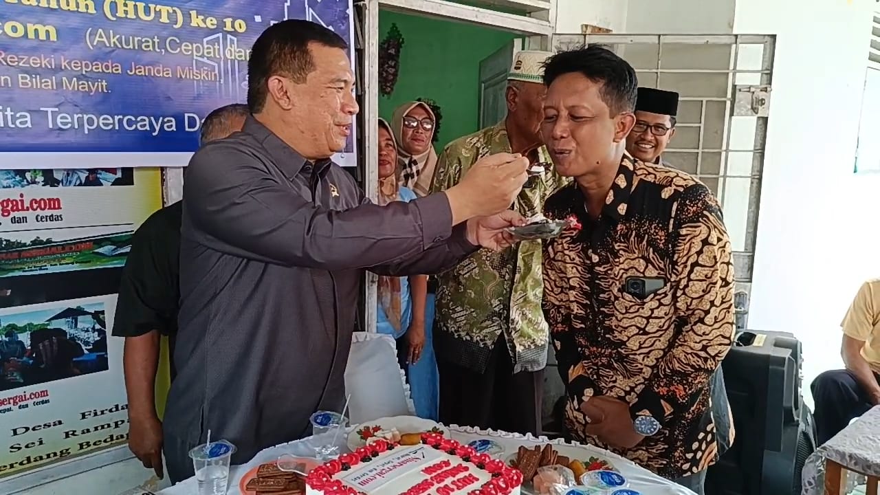 Teks Foto : Ketua Pengadilan Negeri Sei Rampah Muhammad Sacral Ritonga, S. H, M. H menyulangkan Bolu Ulang Tahun kepada Pimpinan Media Online Sinarsergai. com, Rabu (25/10/2025) dalam acara syukuran HUT ke 10 Sinarsergai. com. 