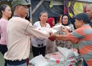 Ketua SMSI Sergai Serahkan Bantuan Beras Kepada Korban Banjir