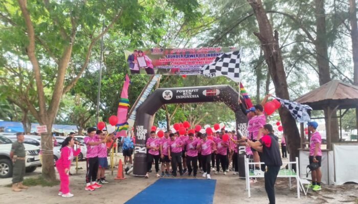 Peringati Hari Ibu, Ratusan Peserta Ikuti Virtual Run & Powerfit di Pantai Cermin