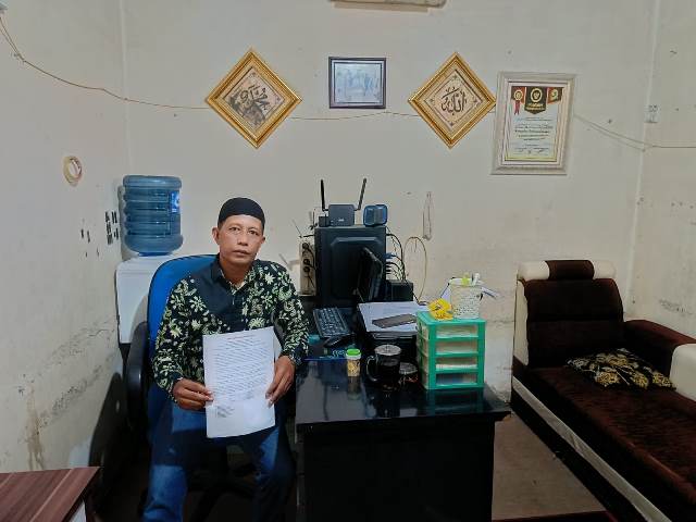 Teks Foto : Ketua Tim Penyelesaian Lahan Kelompok 80 Kecamatan Tanjung Beringin,Kabupaten Serdang Bedagai Zuhari menunjukan copy surat yang telah dilayangkan ke Ketua PElaksana Satgas PKH Kejagung RI di ruangan kerjanya,Jum'at (7/11/2025) sekira pukul 17.15 WIB.