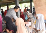 Turun ke Pengungsian, Kapolres Bersama Ketua Bhayangkari Cabang Aceh Timur Beri Bantuan dan Pengobatan Gratis
