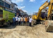 Wakil Bupati Aceh Timur Dan Masyarakat Relawan Dan Alim ulama Turun Tangan Membantu Bersih kan Kota idi rauyek.