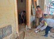 Bhabinkamtibmas dan Babinsa Bantu Warga Bersihkan Rumah Pasca Banjir dan Longsor di Sibolga Selatan