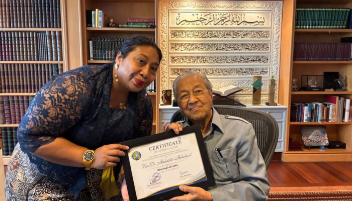 Sekjen IWO Sampaikan Apresiasi Asian Inspired Leader Kepada PM Malaysia ke-4, ke-7