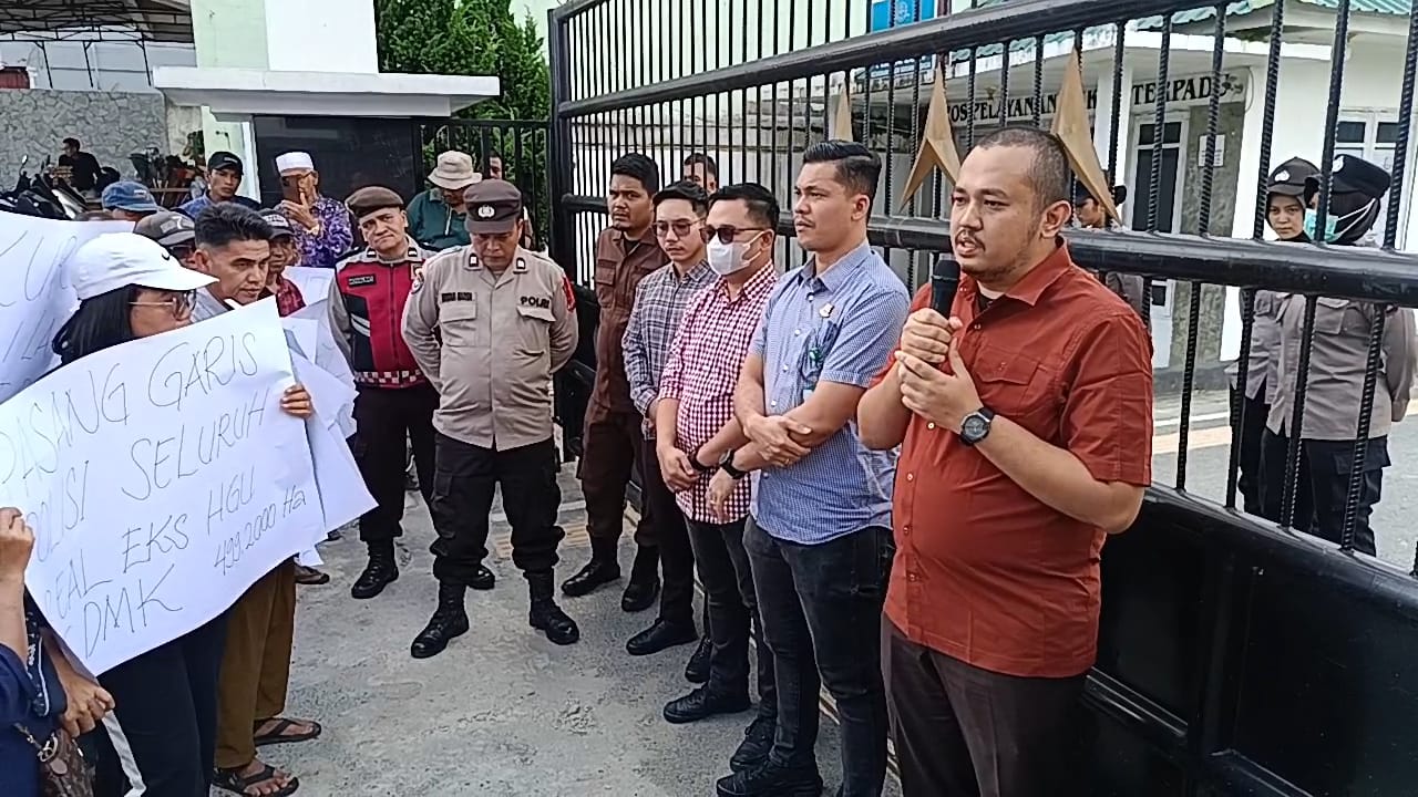Teks Foto : Hafiz Akbar Ritonga S.H,M.H mewakil Kajari Sergai memberikan tanggapan terhadap 10 tuntutan petani plasma kelompok 80 Kecamatan Tanjung Beringin, Sergai, di depan Kantor Kejari Sergai, Selasa (23/12/2025). 